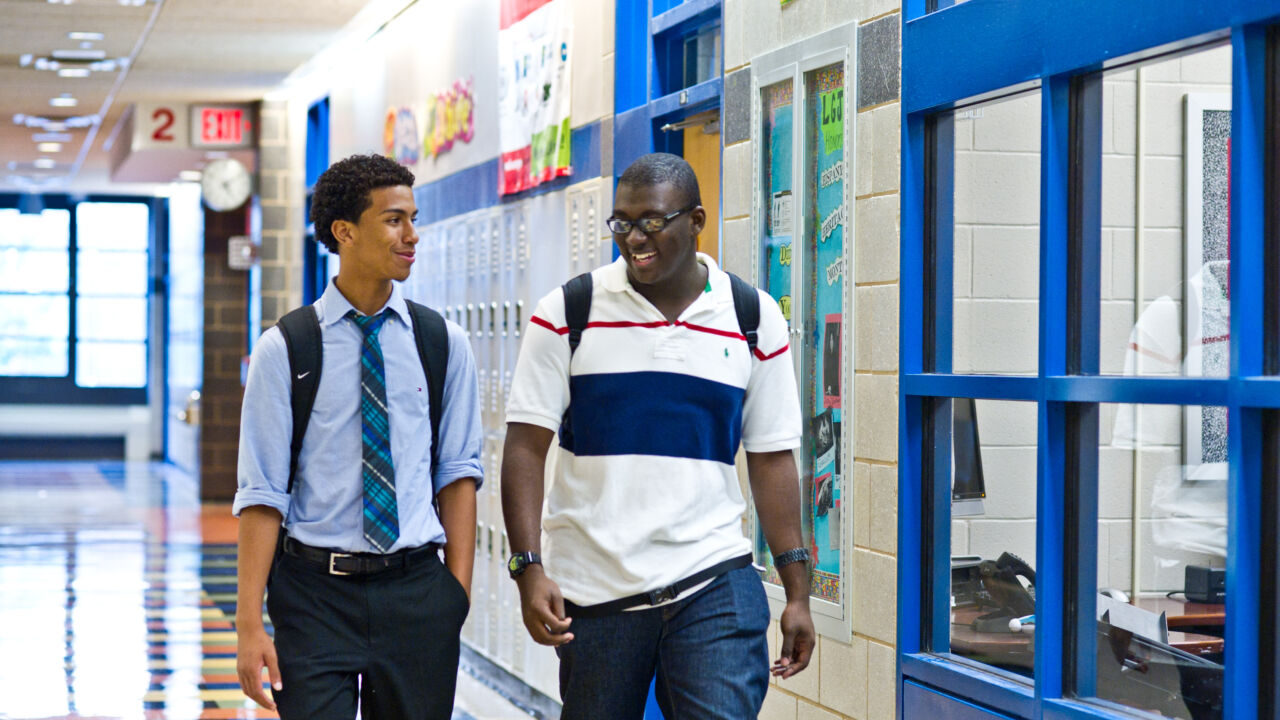 [EDU] Students Walking in Hall